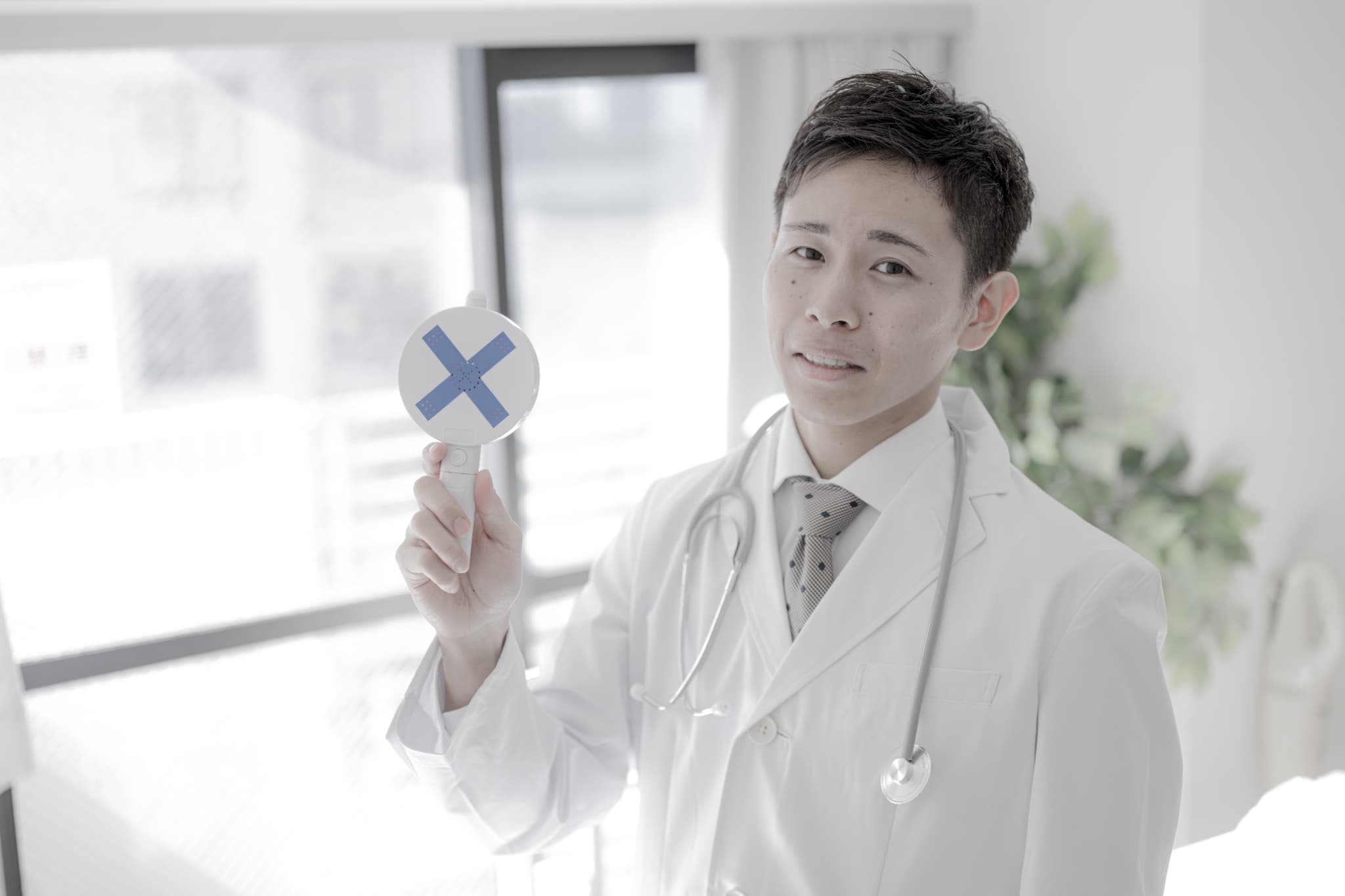 歯周病の進行に関するよくある誤解を説明する歯科医師