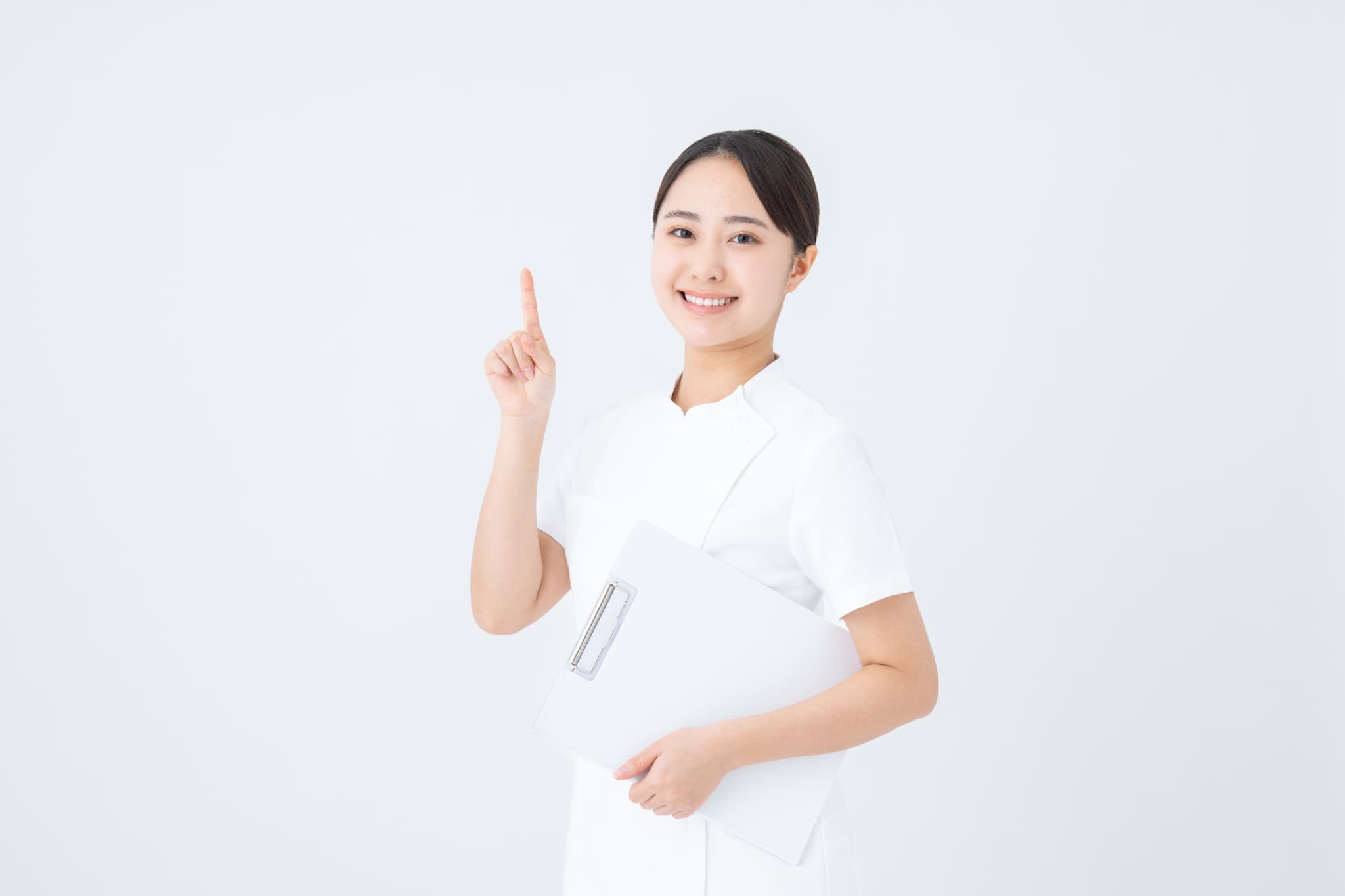 ブリッジや入れ歯との違いについて説明する歯科衛生士