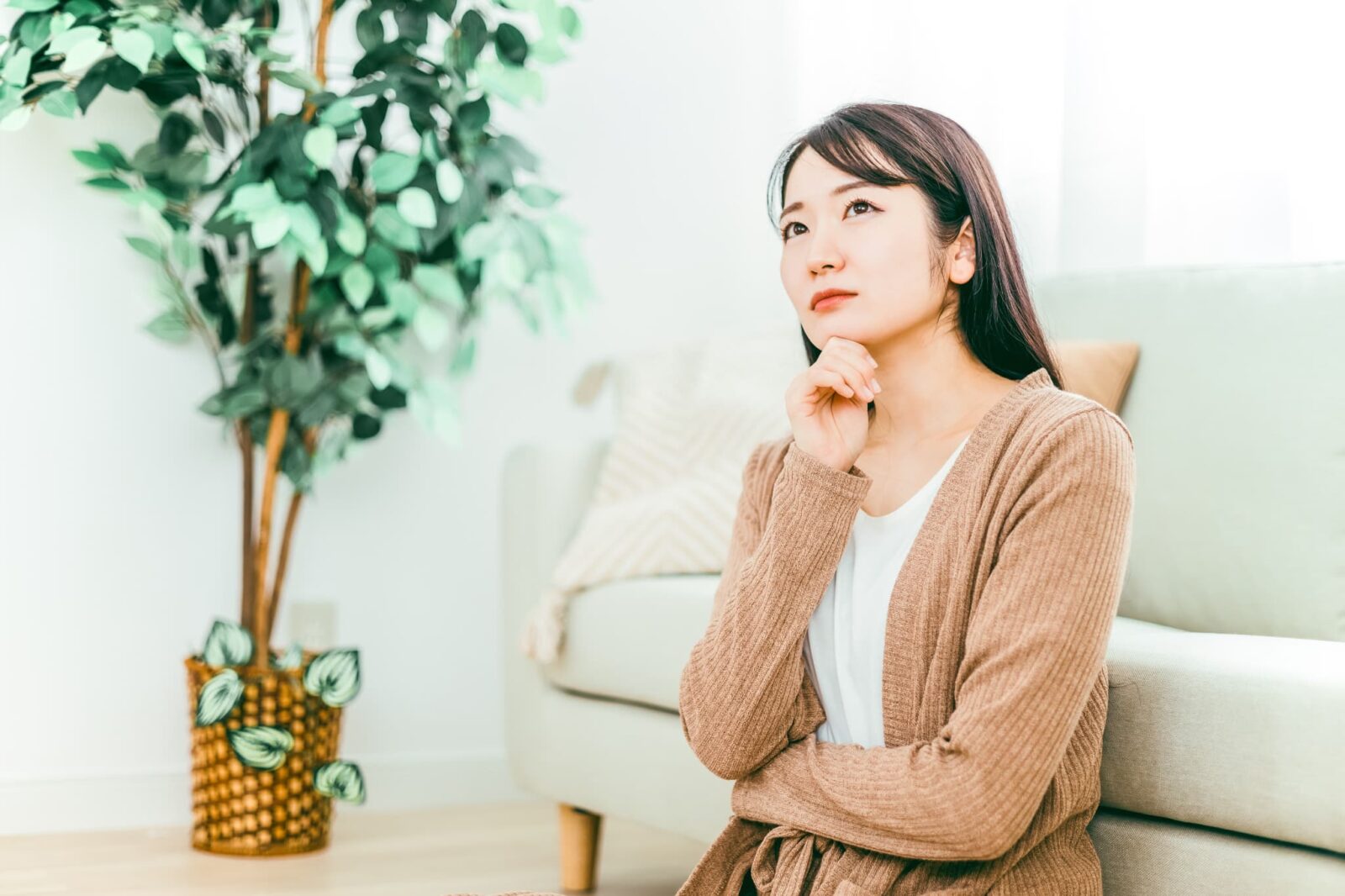 虫歯治療費が変動する主な要因を考える女性