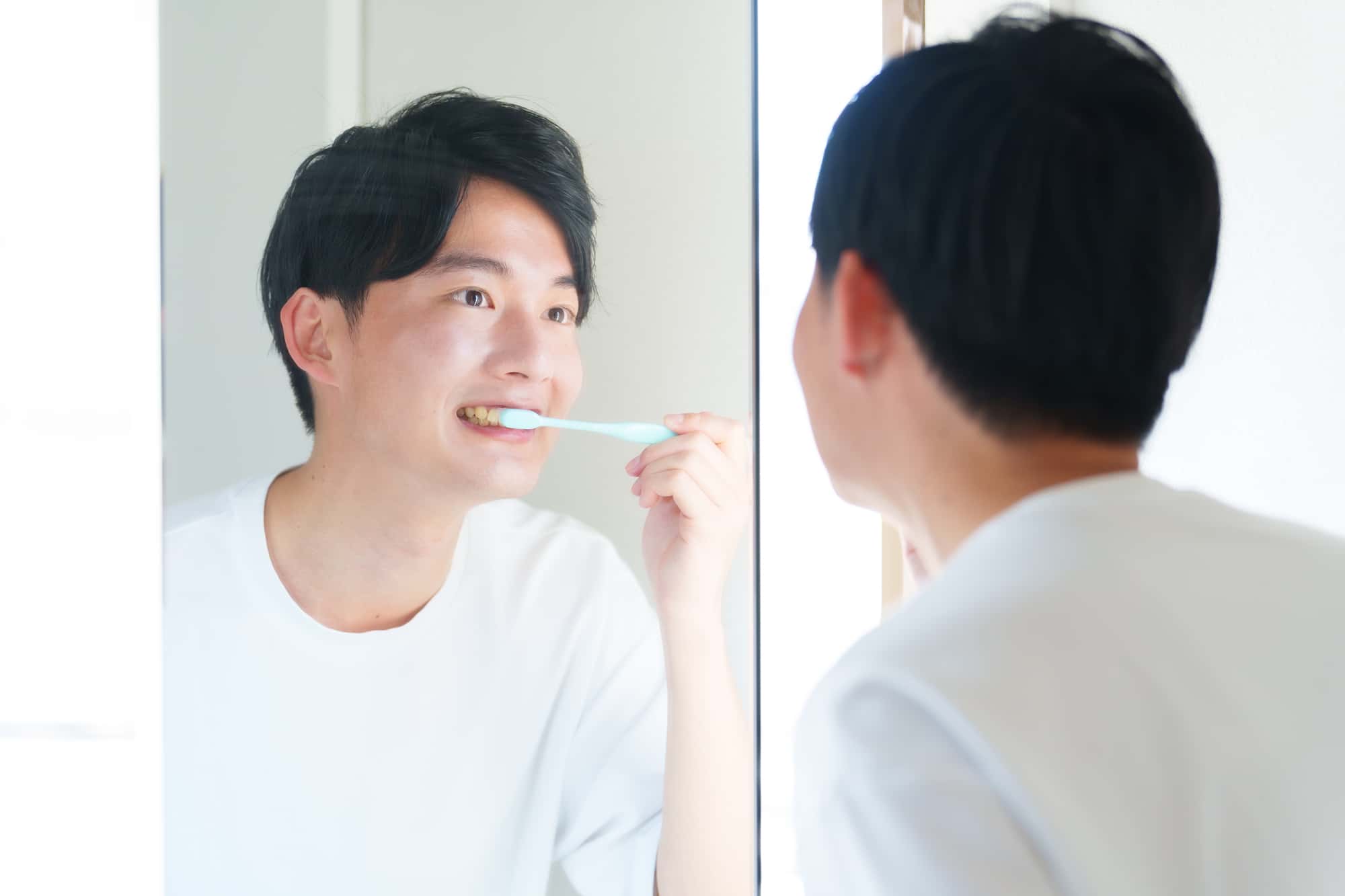歯周病の進行を防ぐために正しい歯みがきをする男性