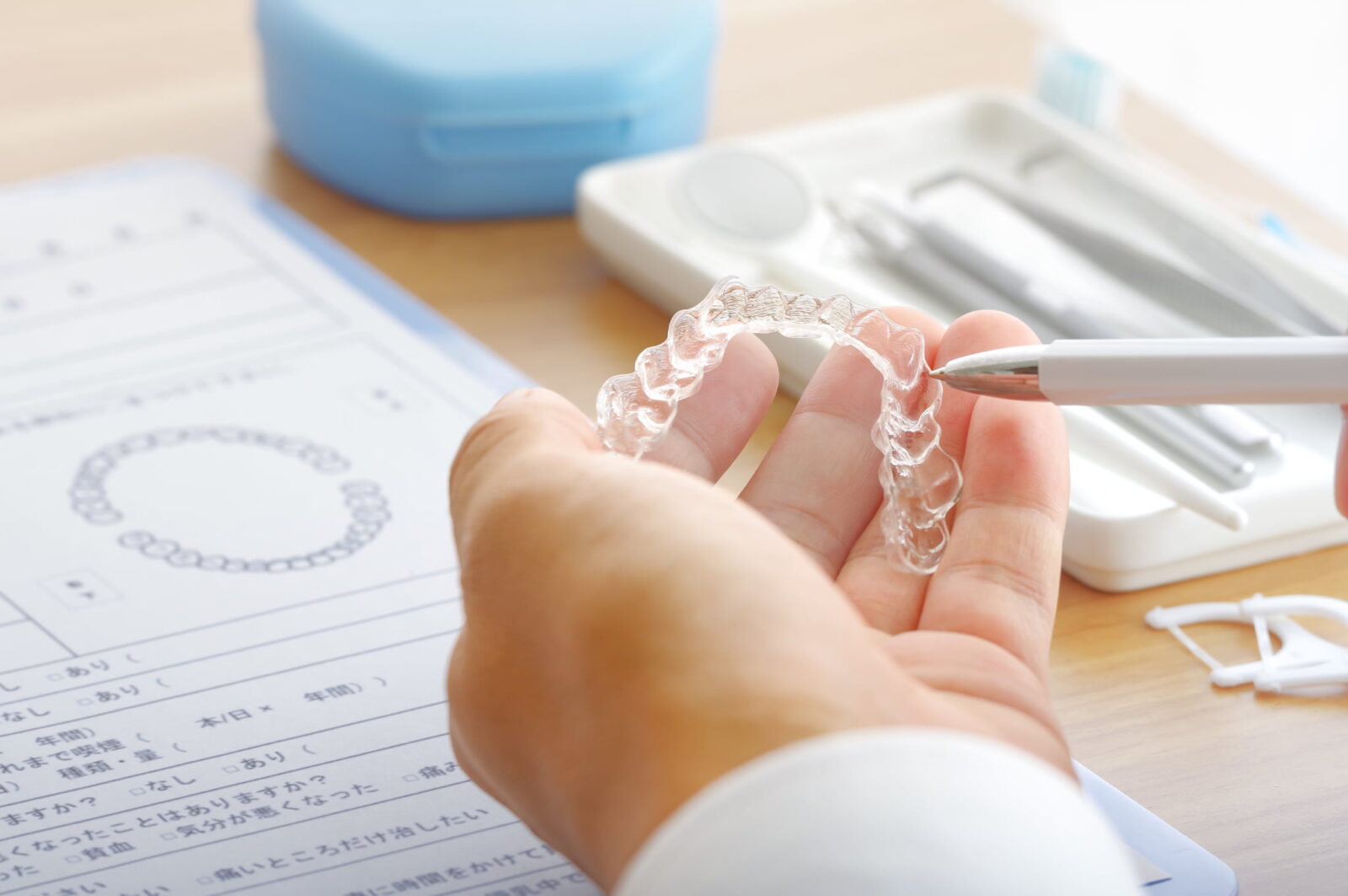 マウスピース矯正の治療の流れと各プロセスの期間を説明する歯科医師