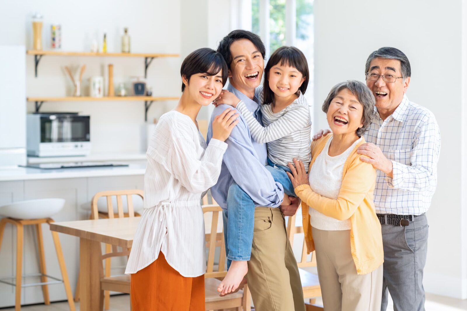 笑顔で仲の良い三世代家族