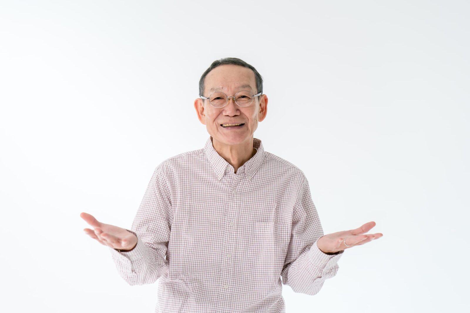 入れ歯の選び方を紹介する高齢男性