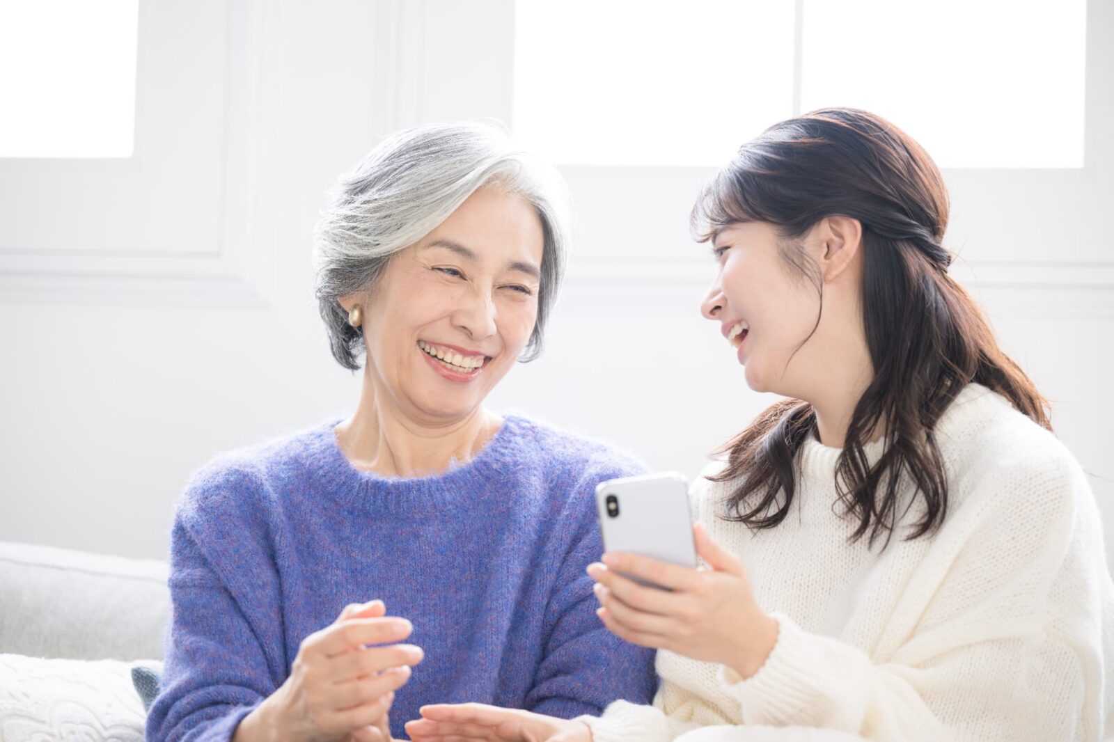 自分に合った入れ歯で快適に過ごす高齢女性