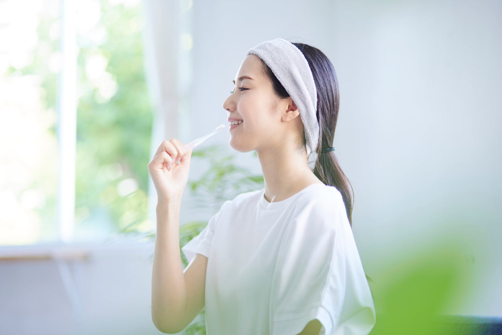 虫歯再発を予防するため丁寧に歯磨きをする女性