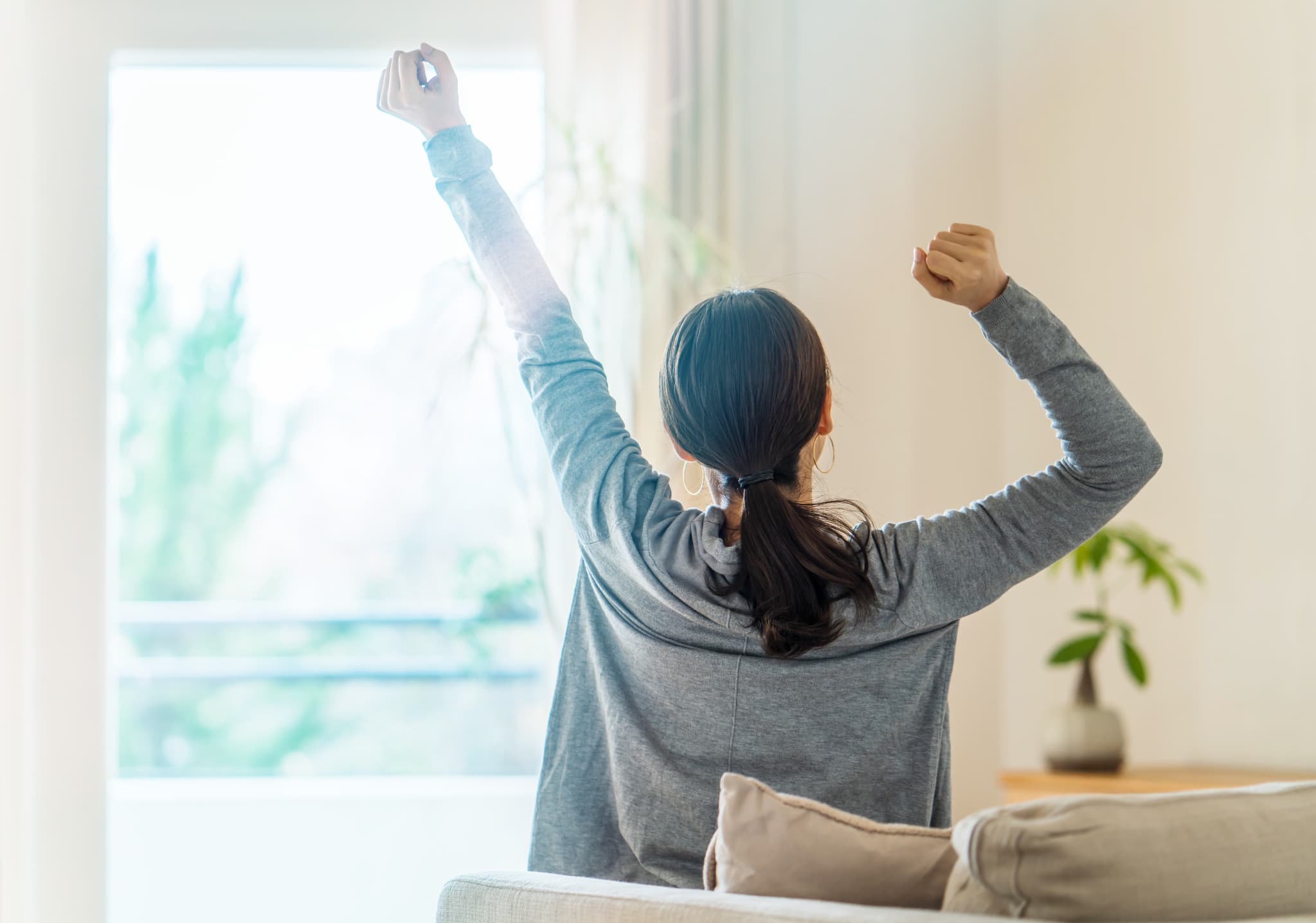 リラックスして伸びをする女性