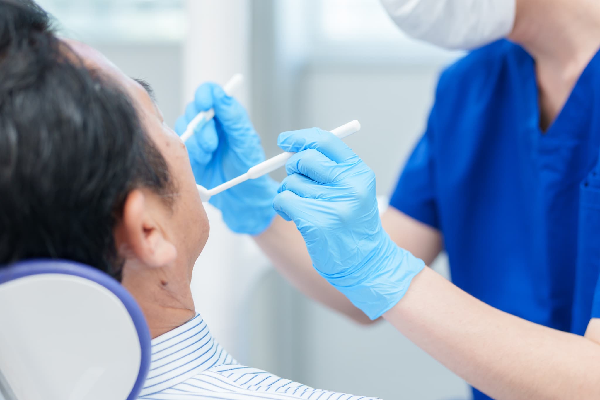 噛み合わせのチェックをする歯科医師