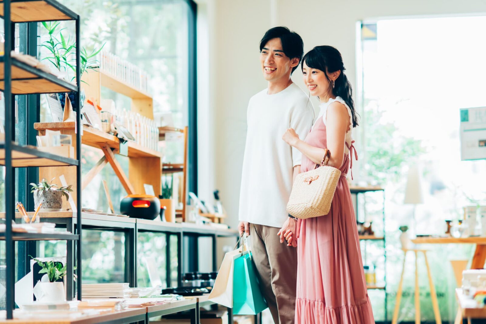 ショッピングを楽しむ男女