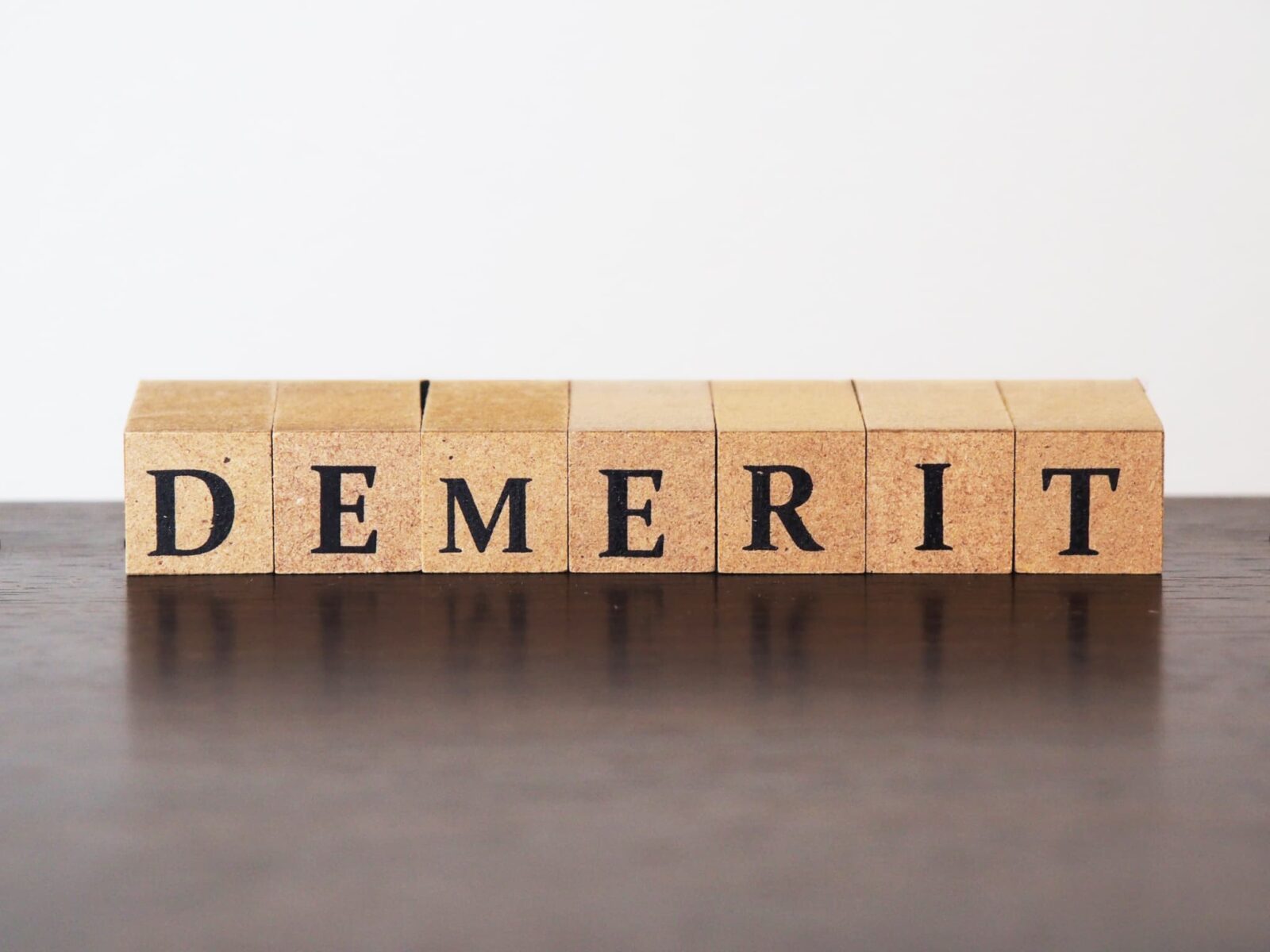 ワイヤー矯正のデメリットのイメージ