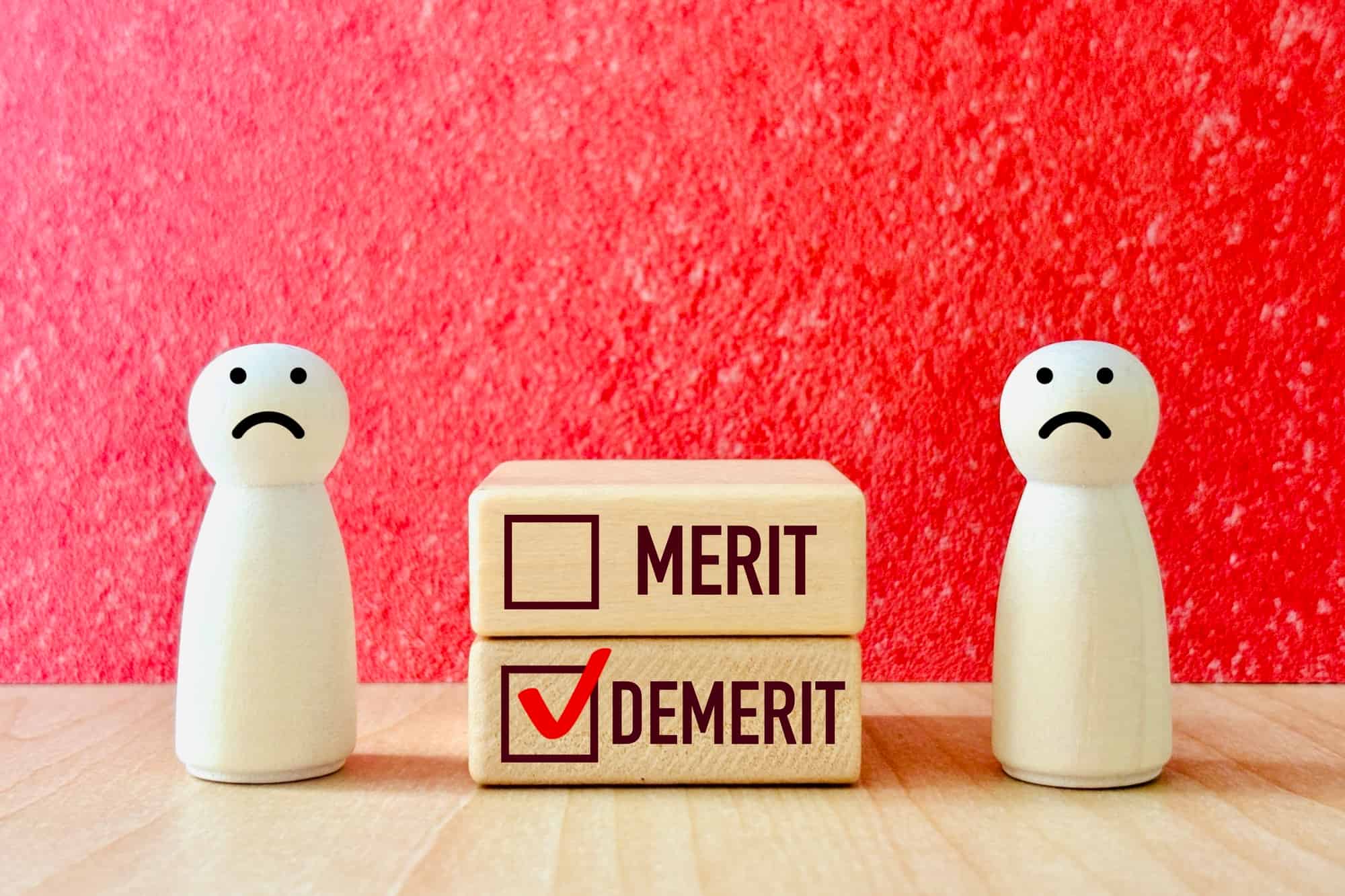 奥歯をインプラントにするデメリットを説明するイメージ