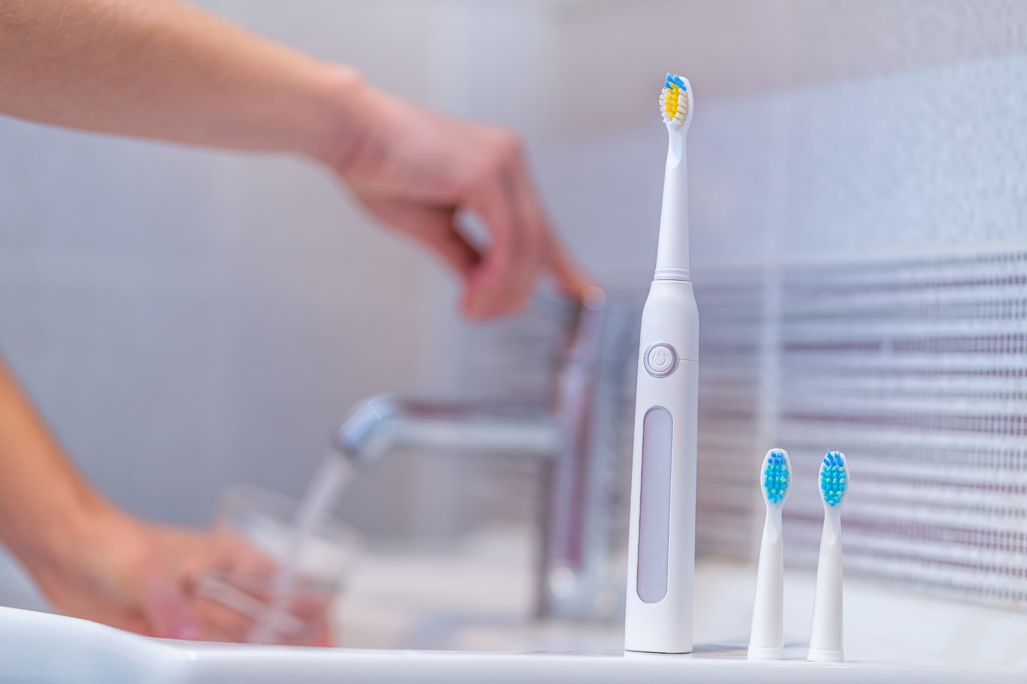 親知らずの虫歯を予防するために電動歯ブラシを使用する様子