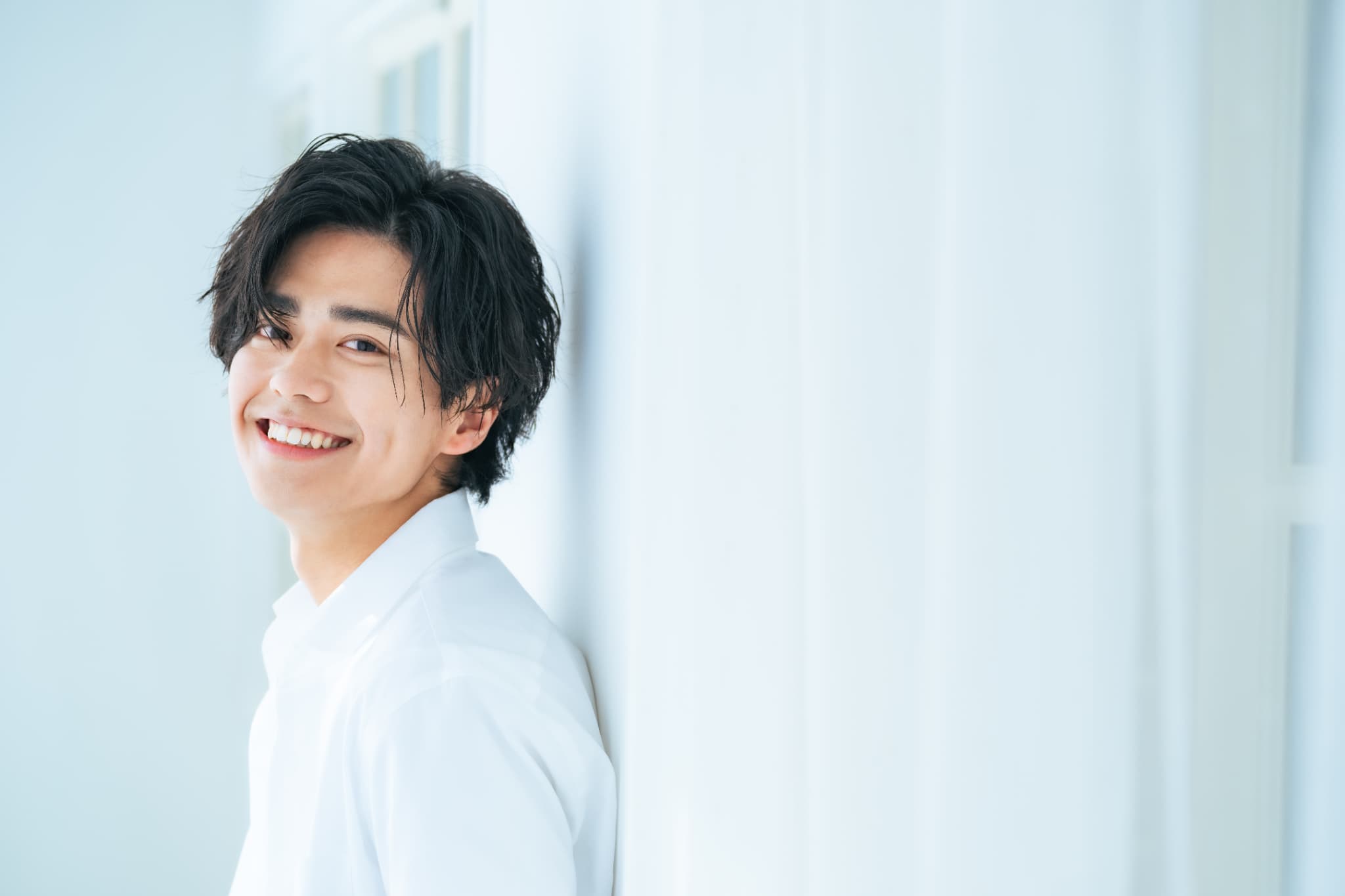 インプラント治療中に禁煙をし笑顔を見せる男性