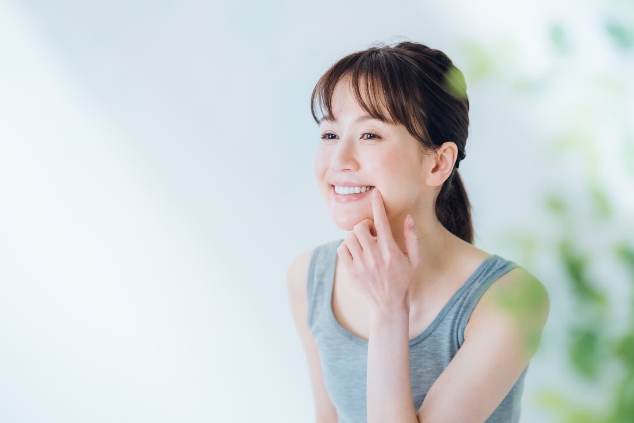 きれいになった歯を鏡で見る嬉しそうな女性