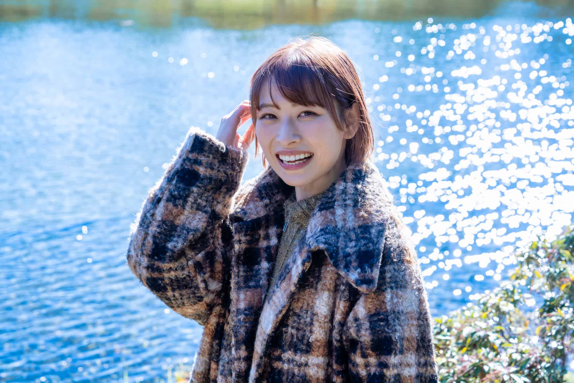 白い歯をみせて笑う女性