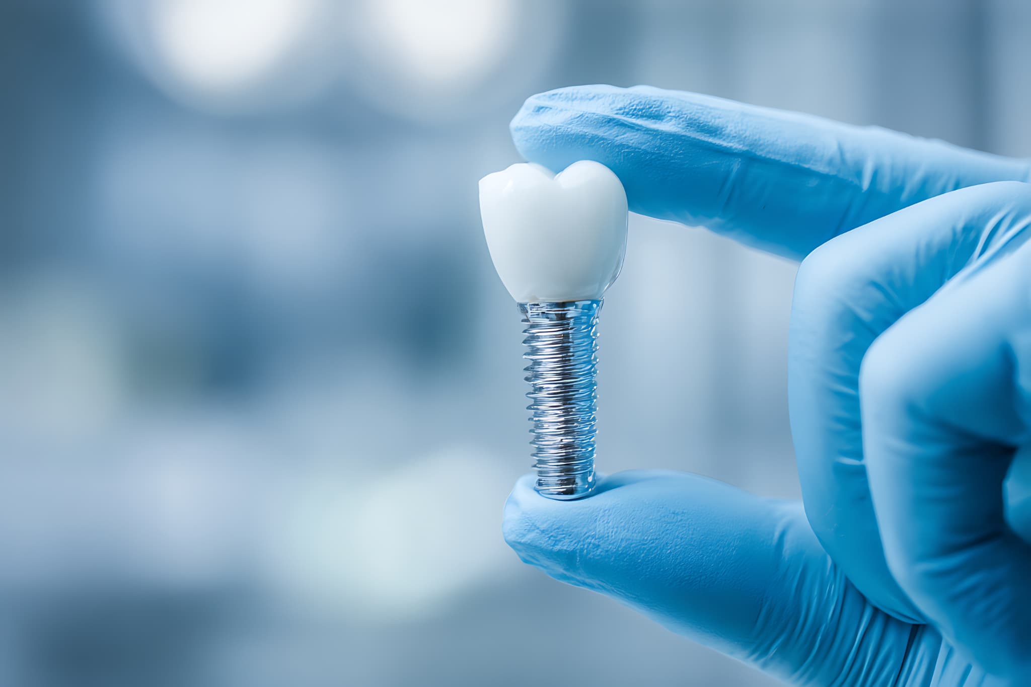 インプラント治療をする歯科医師