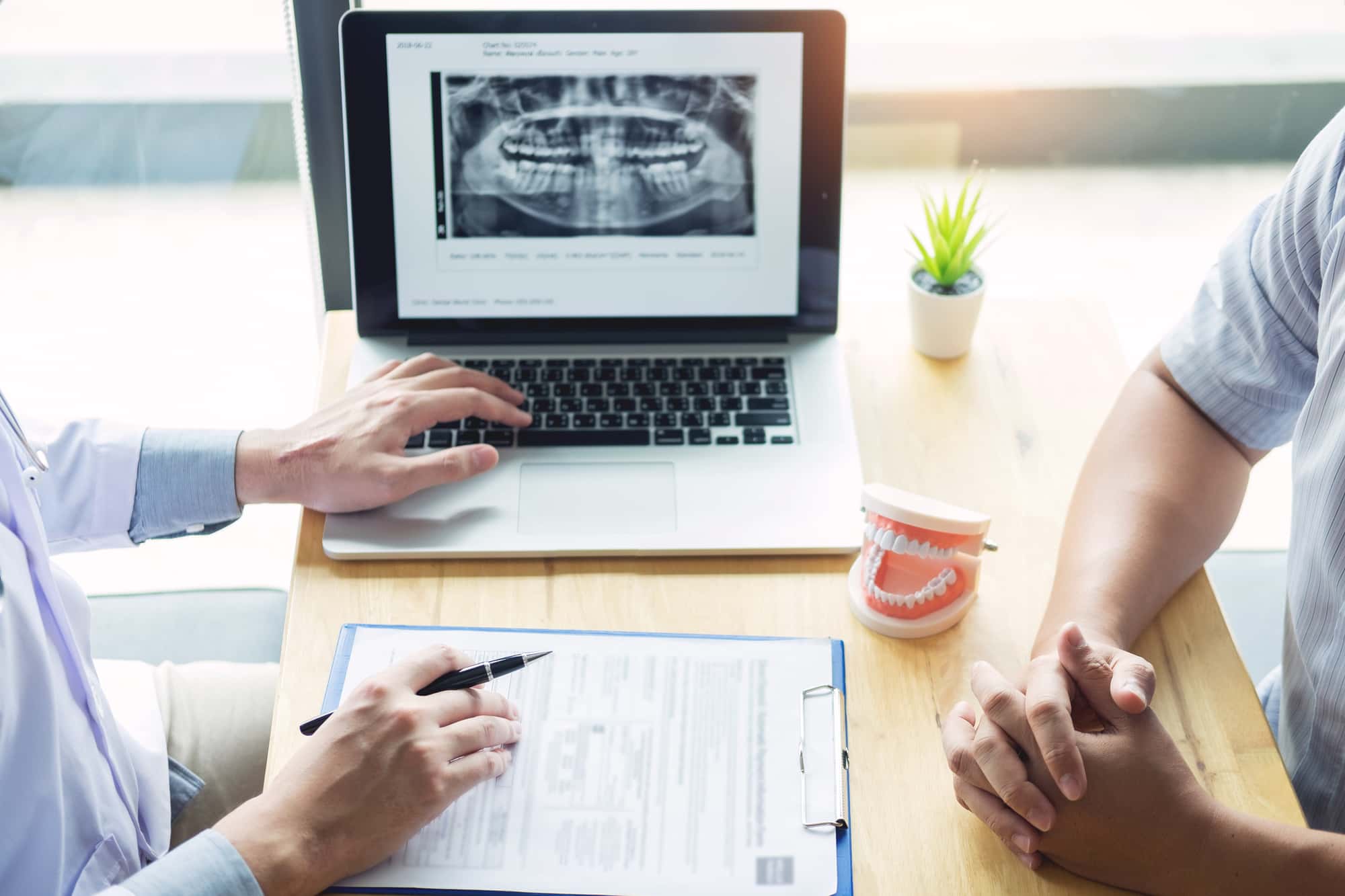 歯の矯正のためのカウンセリングを受けるイメージ