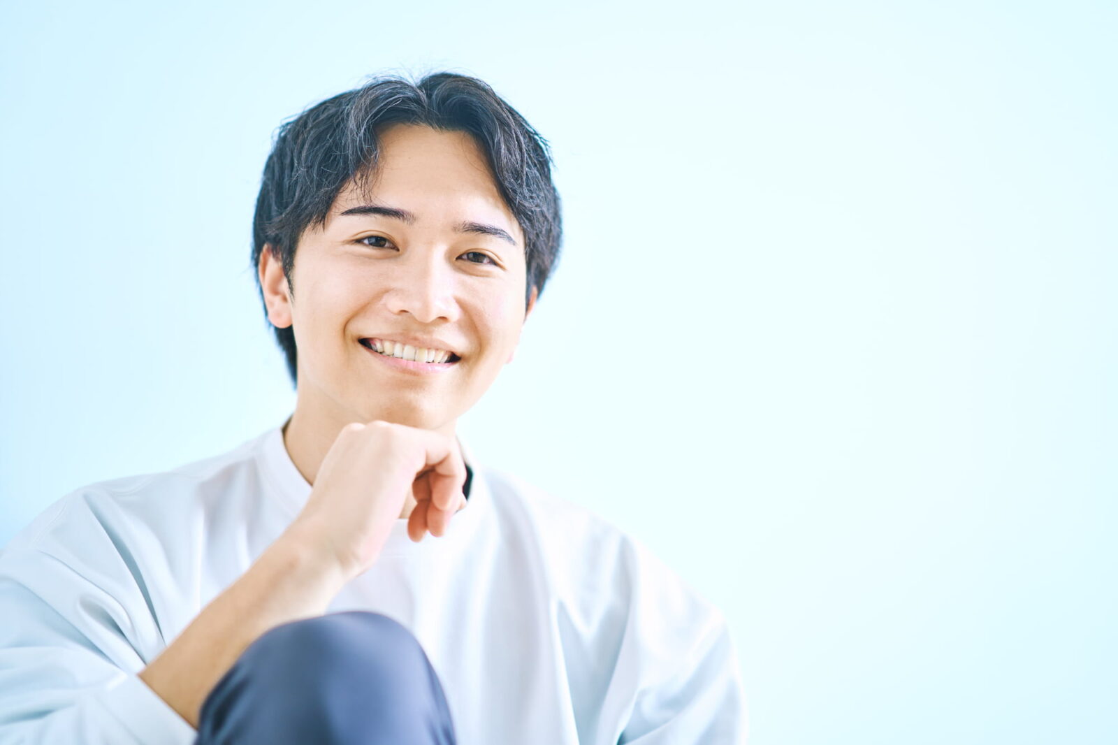 歯のクリーニングに満足して微笑む男性