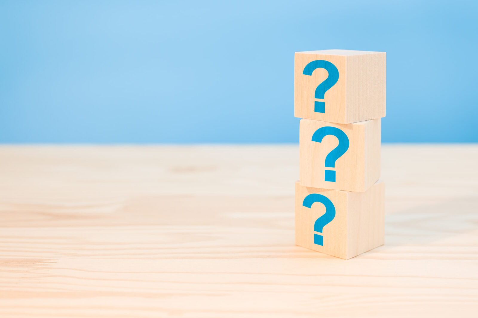 横向きに生えた親知らずは抜いたほうがいいのか考えるイメージ