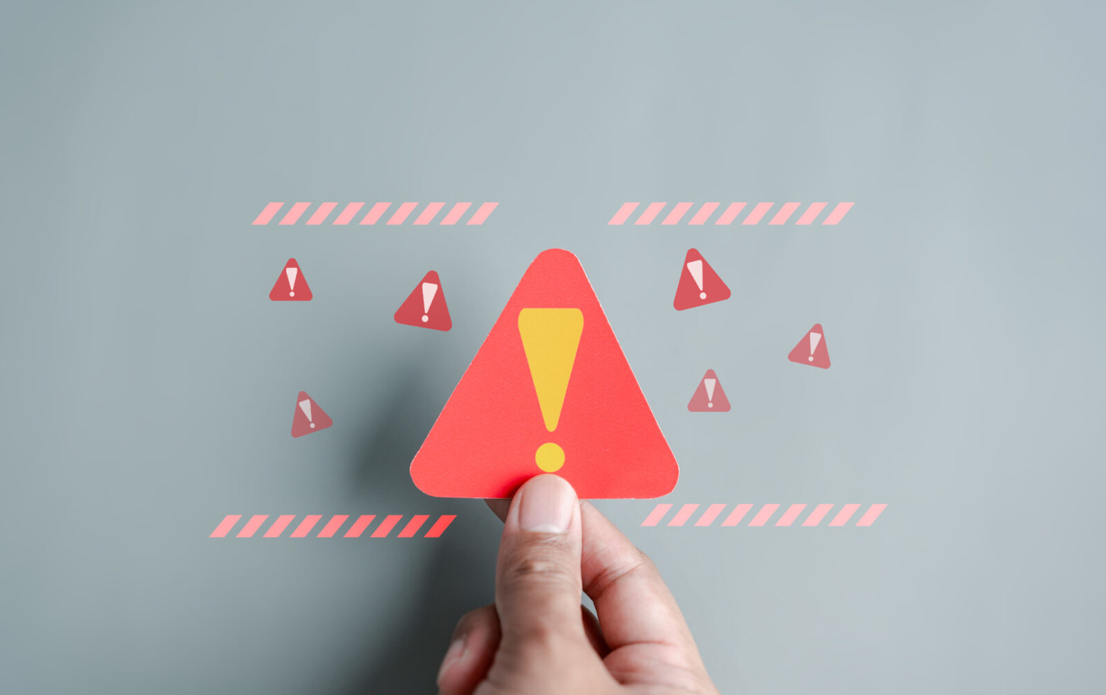 ワイヤー矯正中に注意すべきことを知らせるビックリマークを持った指