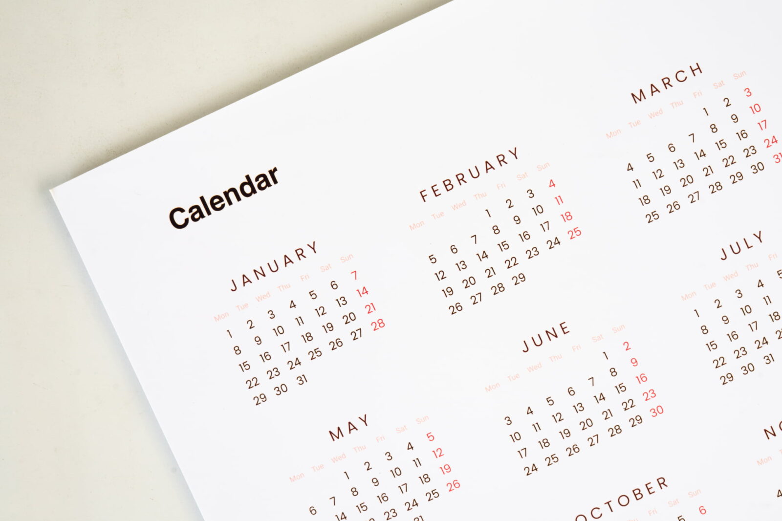 ワイヤー矯正の治療期間を示す年間カレンダー