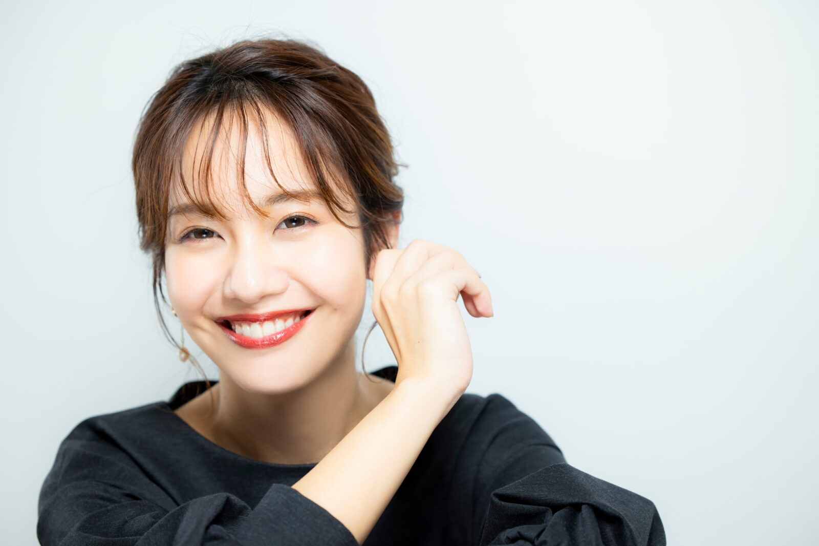 審美歯科できれいになった前歯に満足して微笑む女性