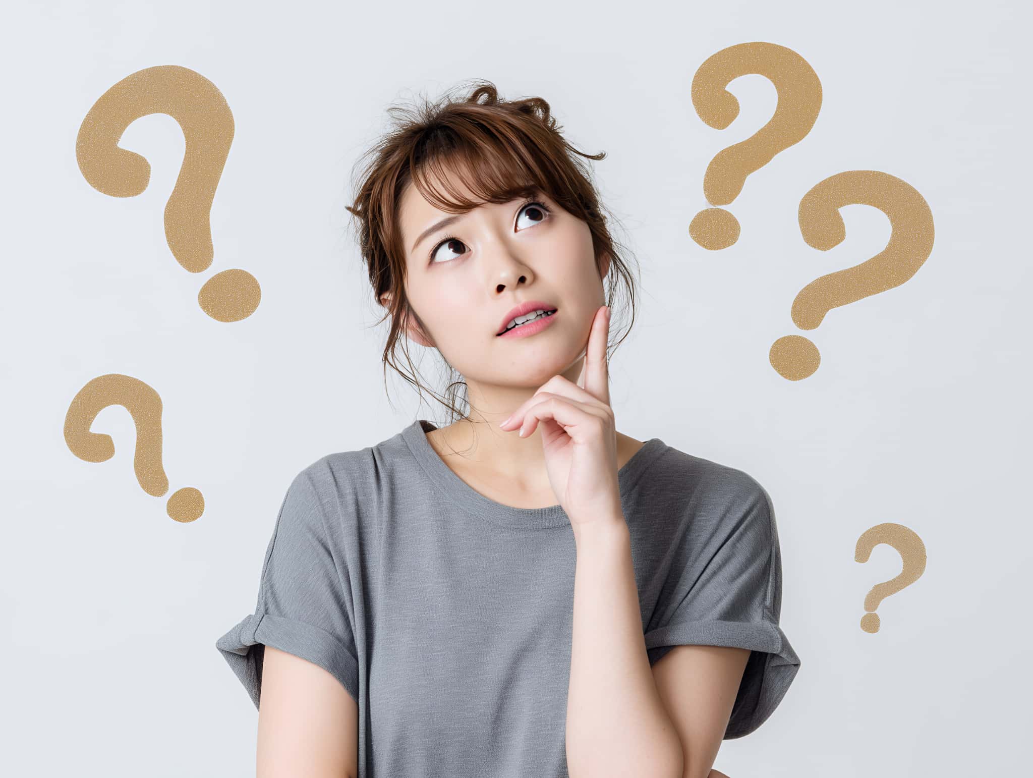 矯正治療中の痛みはいつまで続くのか考える女性