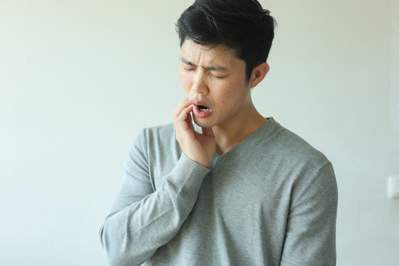 顎関節症を放置して口が開きにくくなった男性