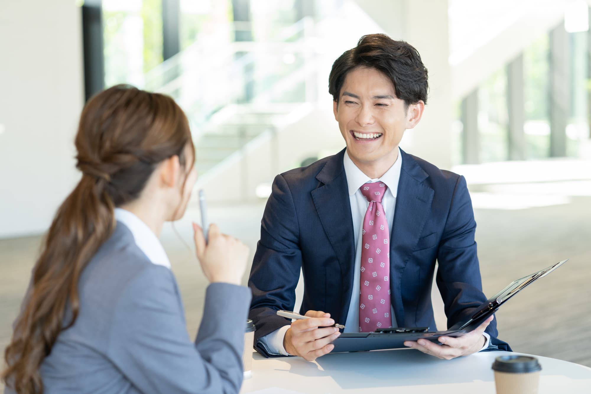 矯正で整った歯をした笑顔の会社員