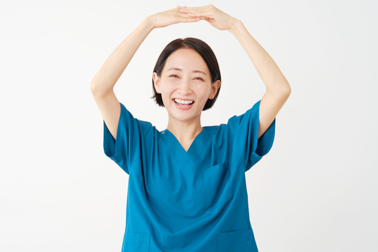 両手でマルをする歯科医
