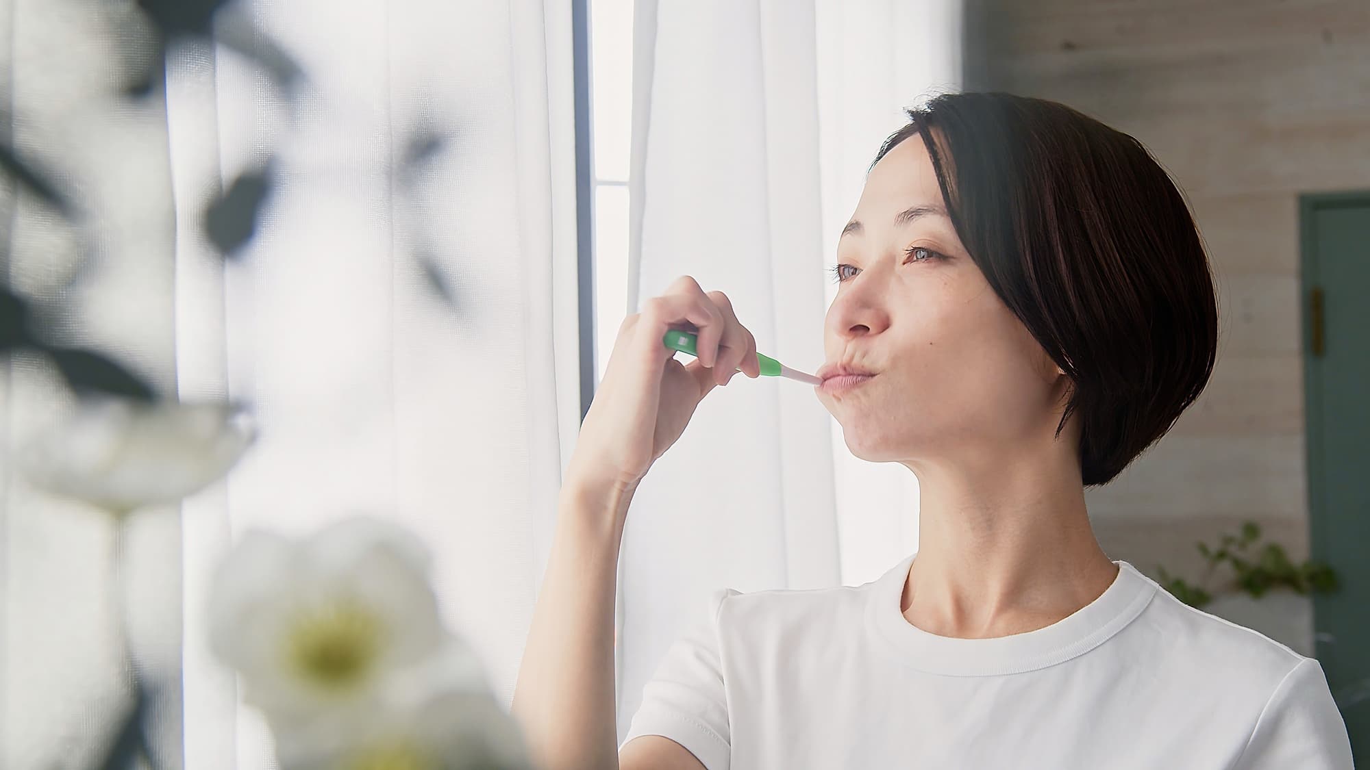 食後にしっかりと歯みがきをする女性
