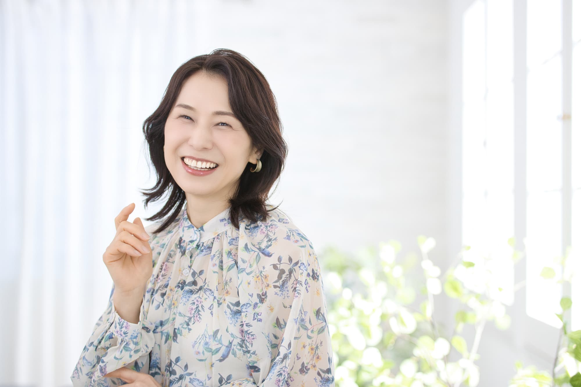 奥歯の虫歯を治療した笑顔の女性
