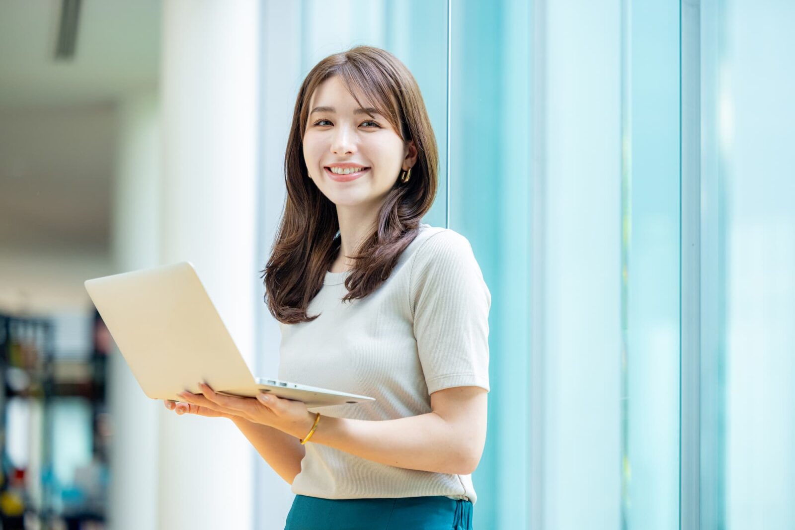 根管治療を終えて笑顔で仕事に励む女性