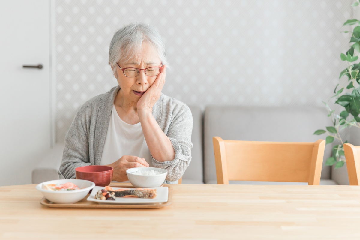 入れ歯が合わず食事がしづらい女性