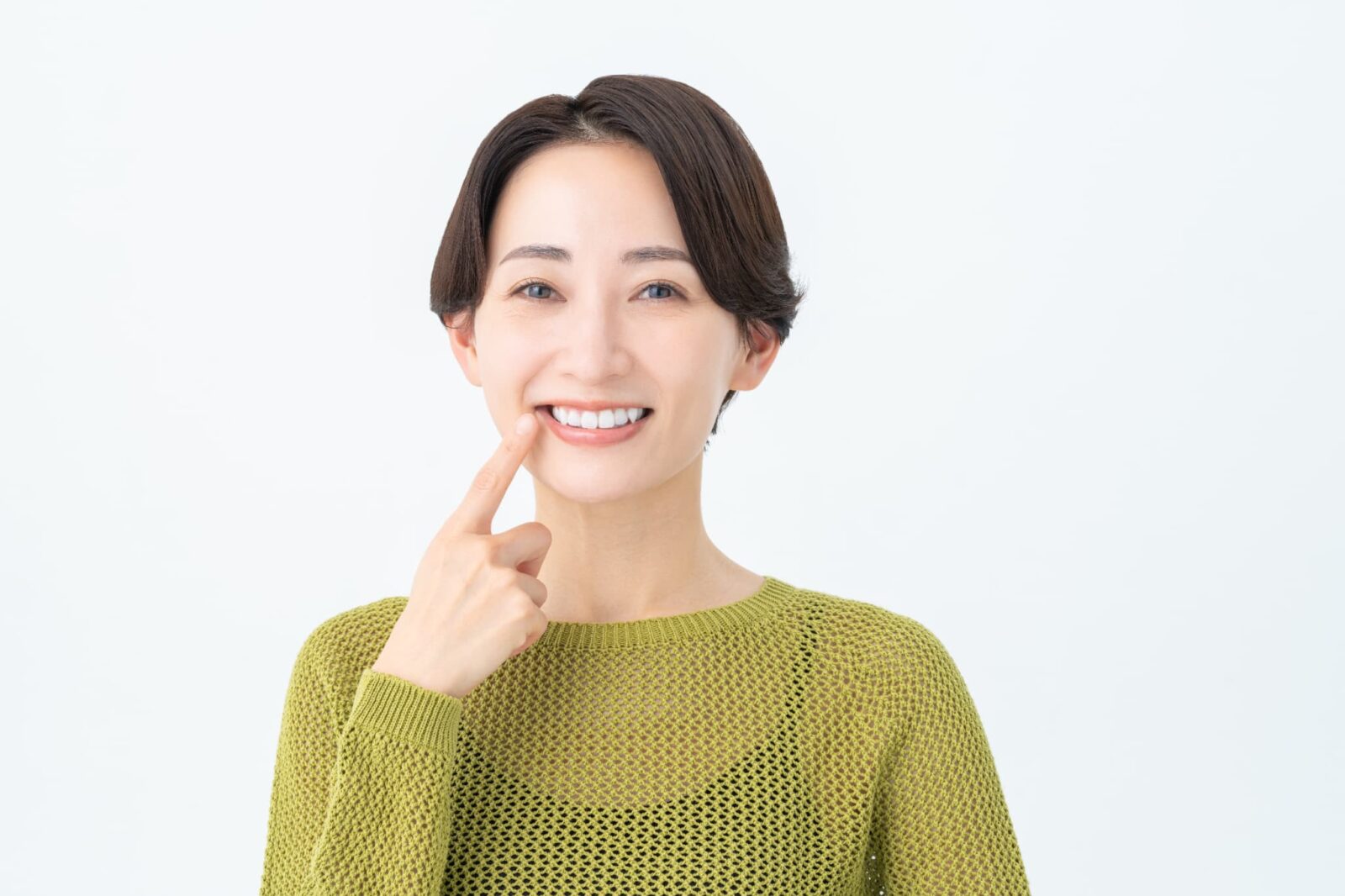 銀歯を白くした笑顔の女性