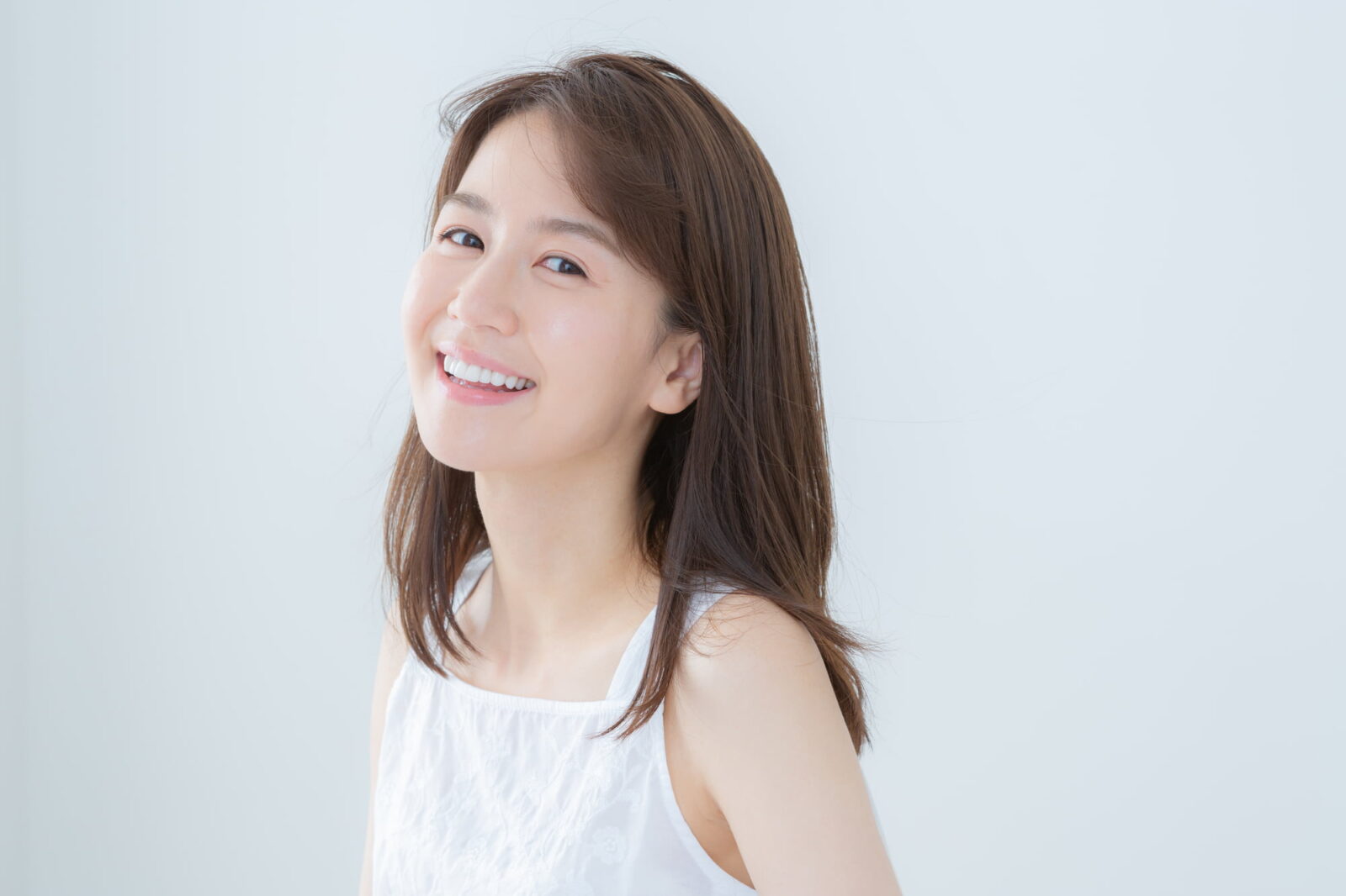 親知らずの適切な処置で顎の痛みが治った笑顔の女性