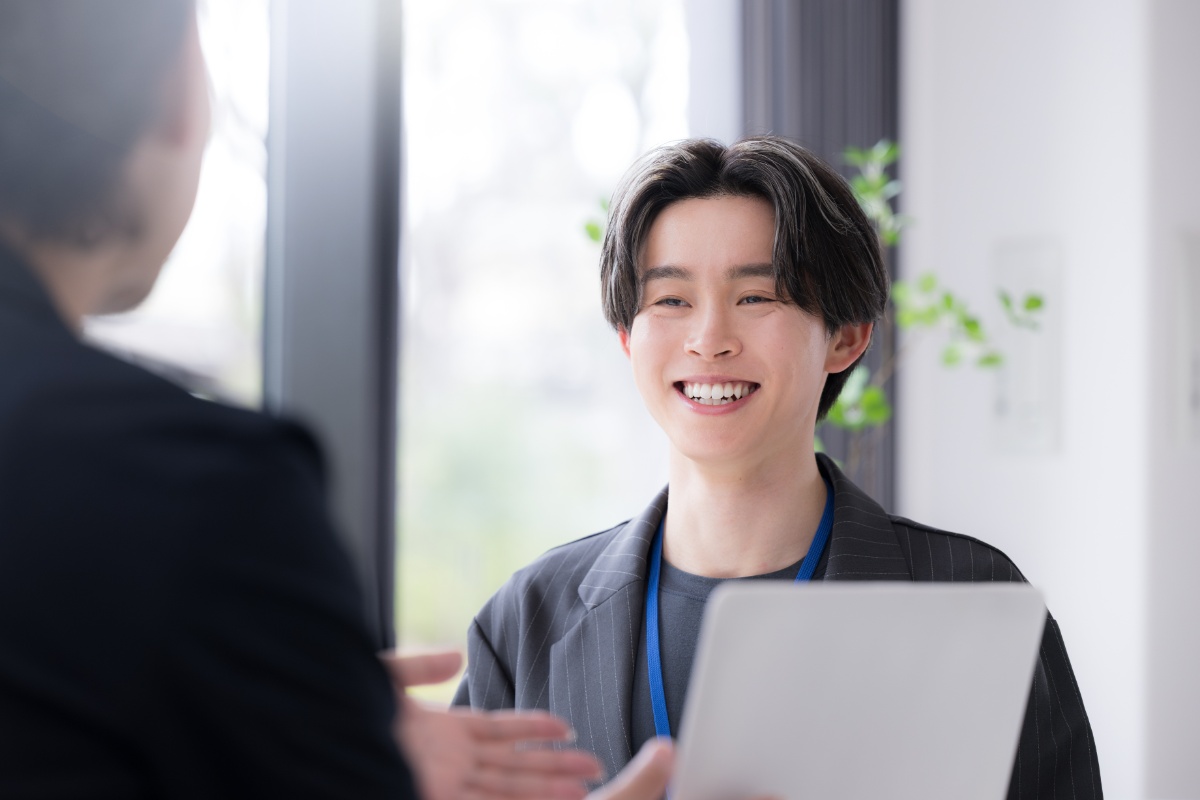笑顔で仕事をしている男性