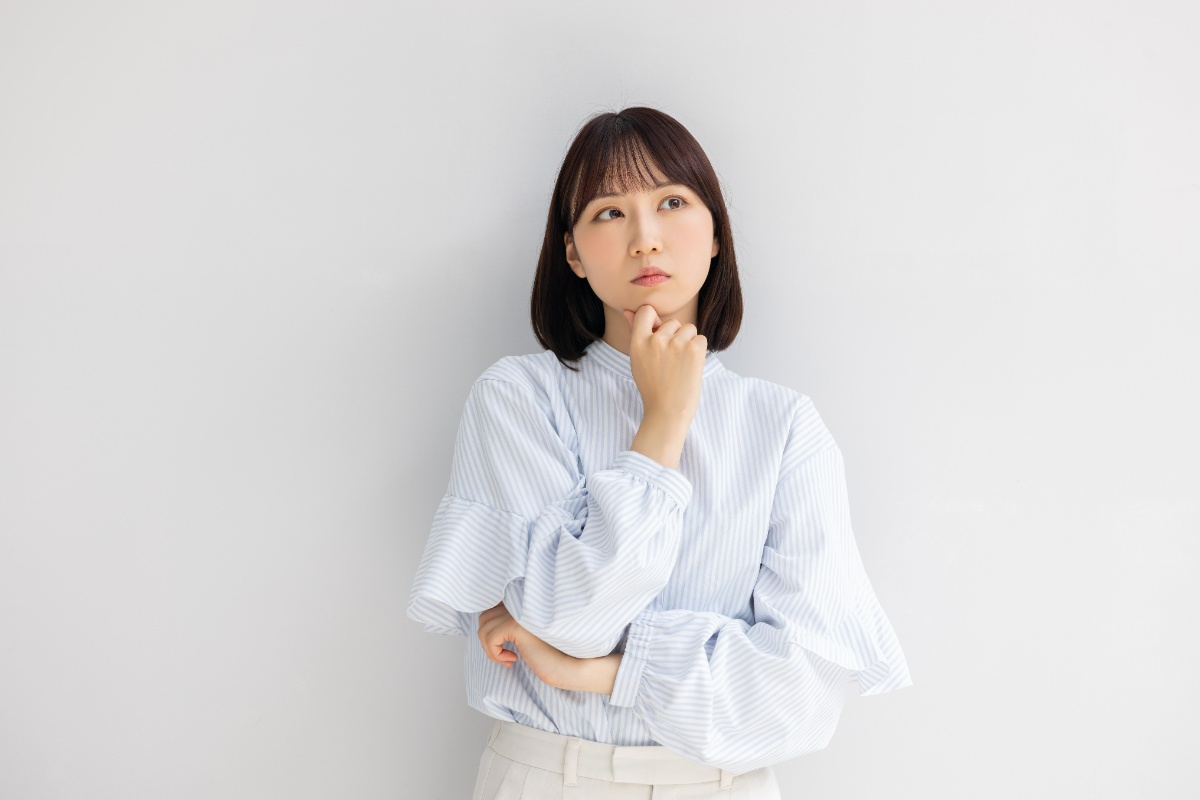 後戻りを起こしたときはどうするのか考える女性