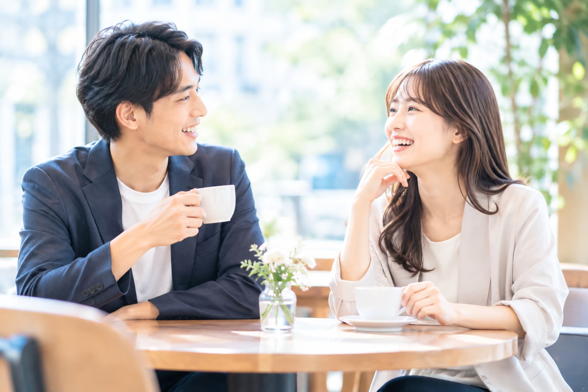 口臭ケアをして会話を楽しむカップル