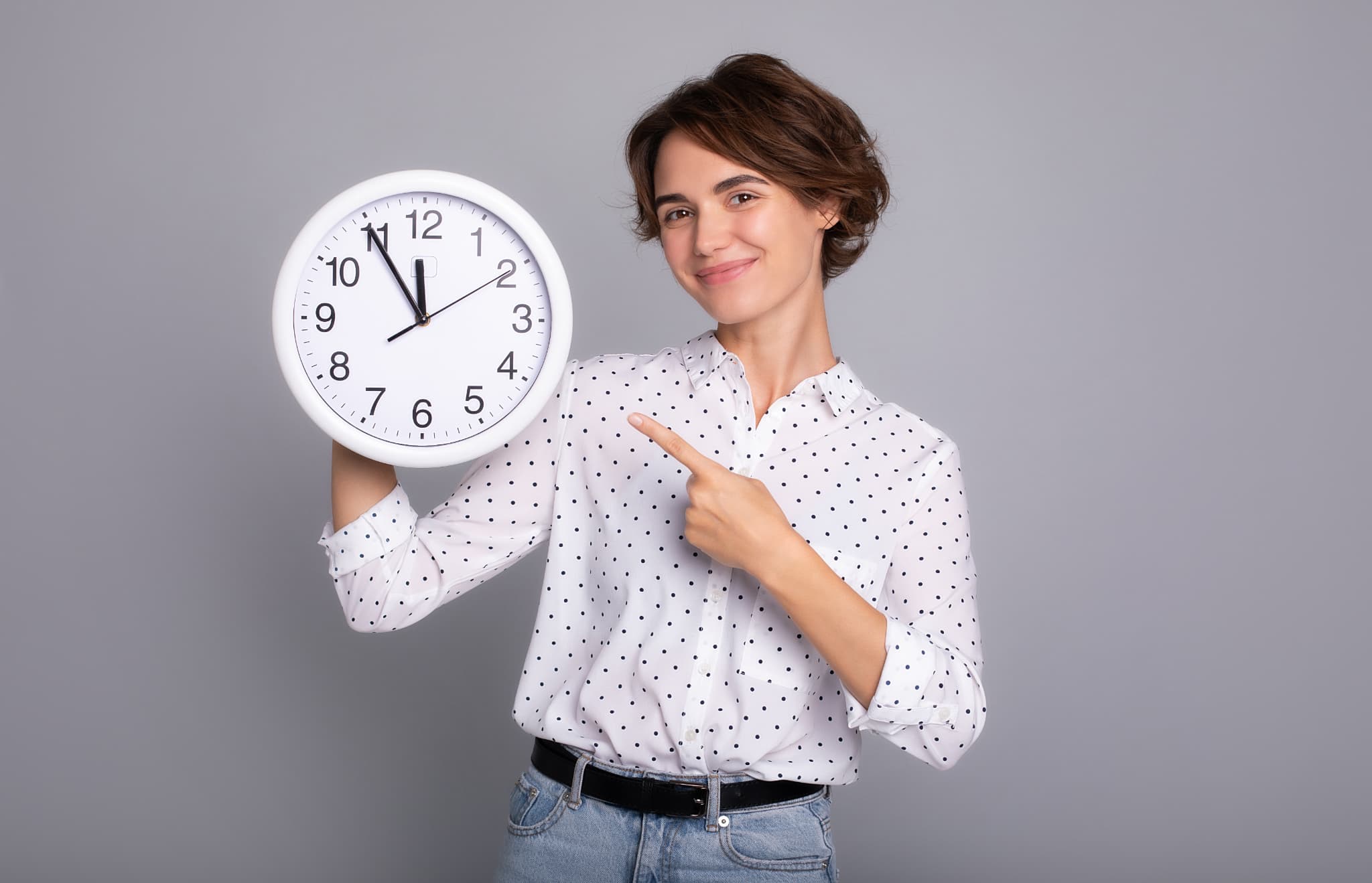 マウスピースの装着時間を意識する女性
