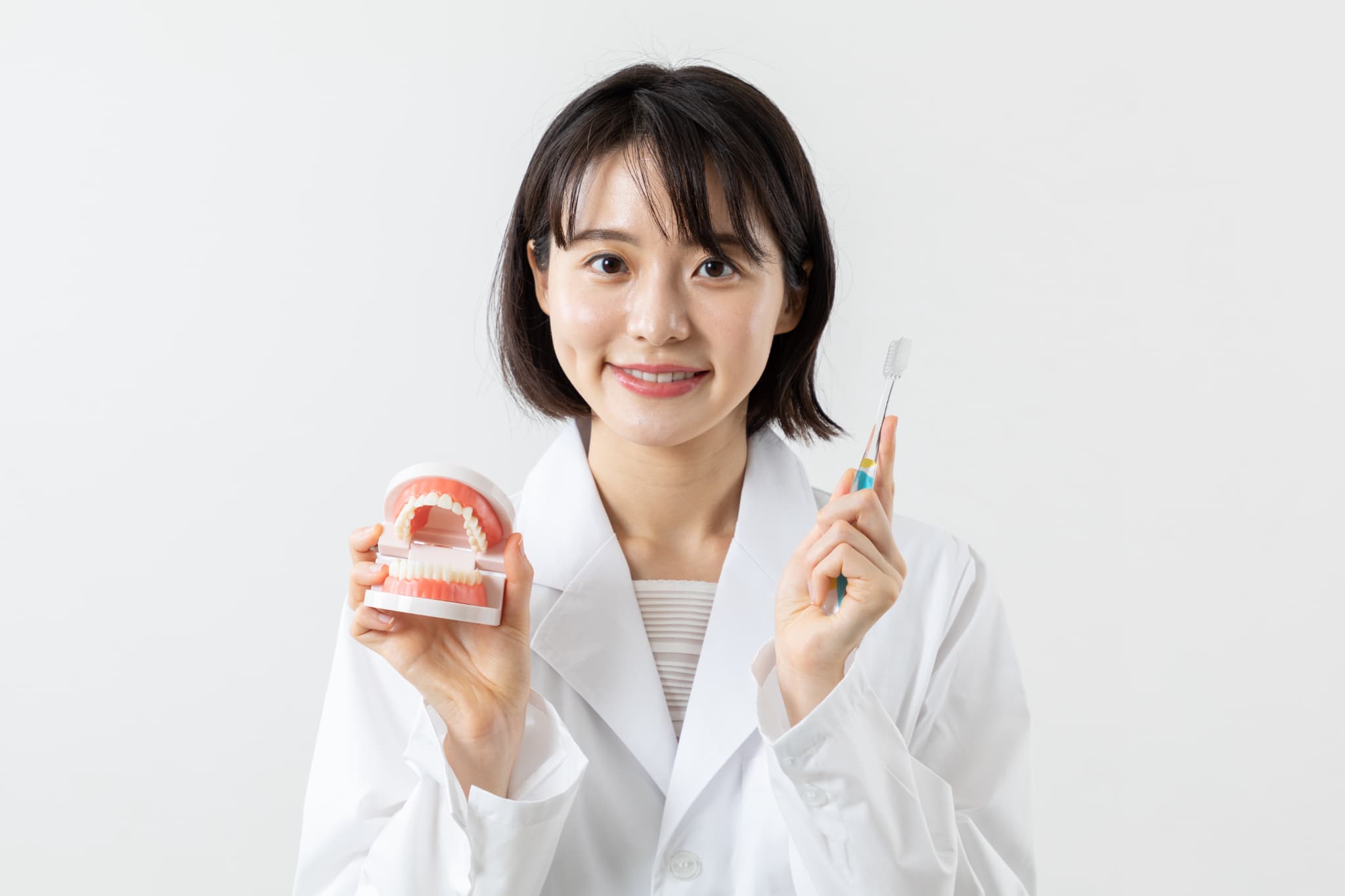 ブラッシング指導について説明する歯科医師