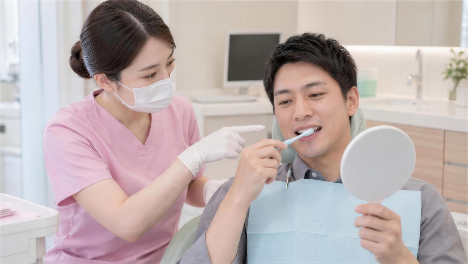 歯ブラシの動かし方を教わる様子