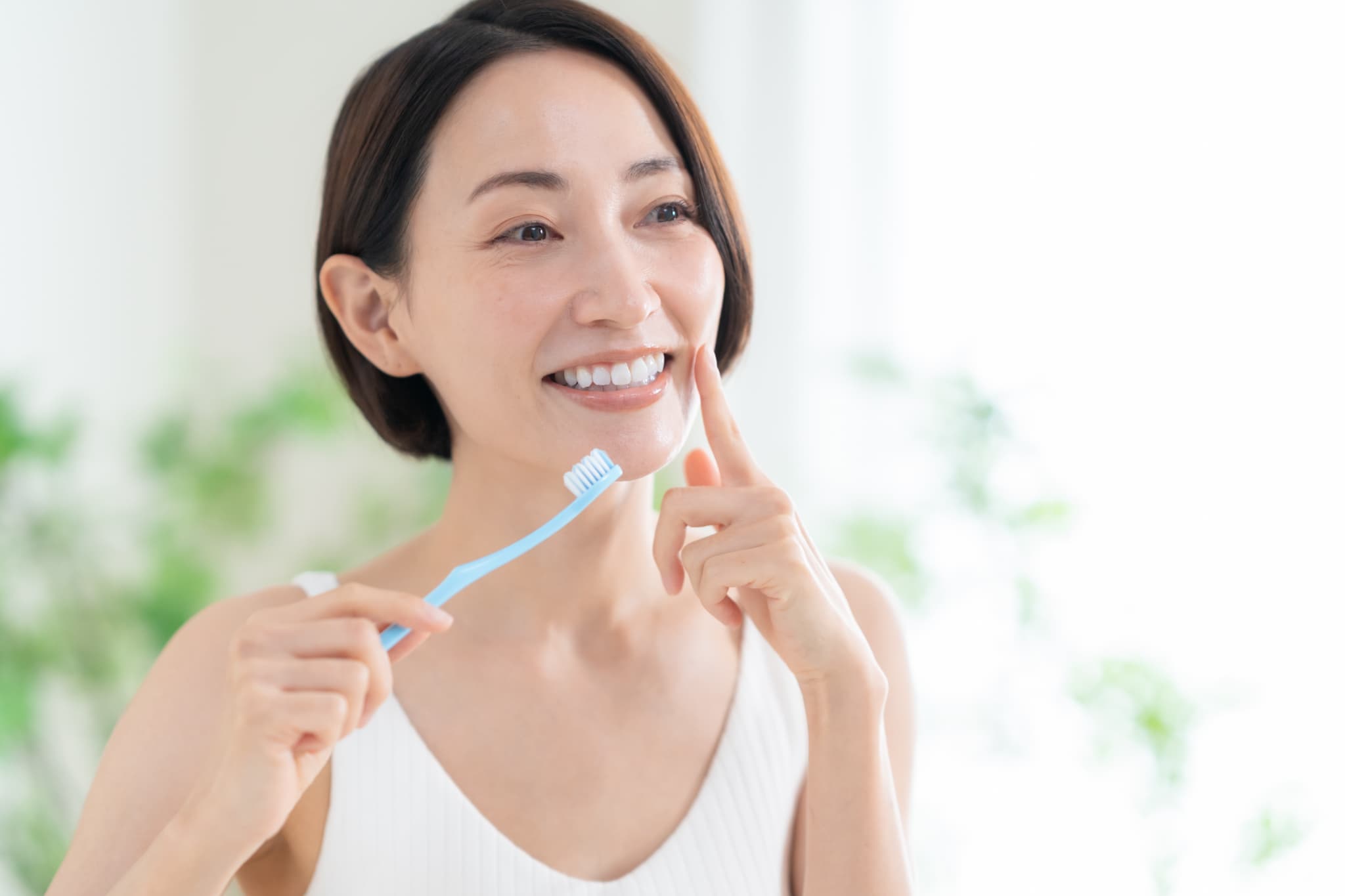 ブラッシング指導で教わったことを意識しながら歯磨きをする女性